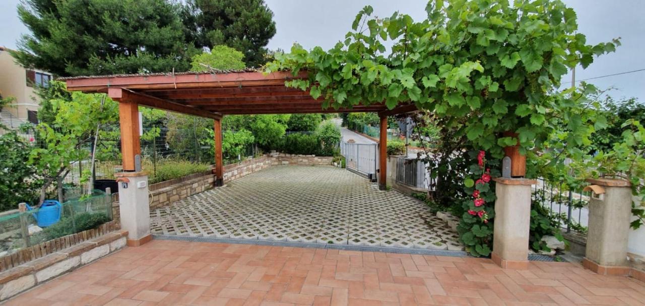 B&B Capo Le Vigne ซีโรโล ภายนอก รูปภาพ